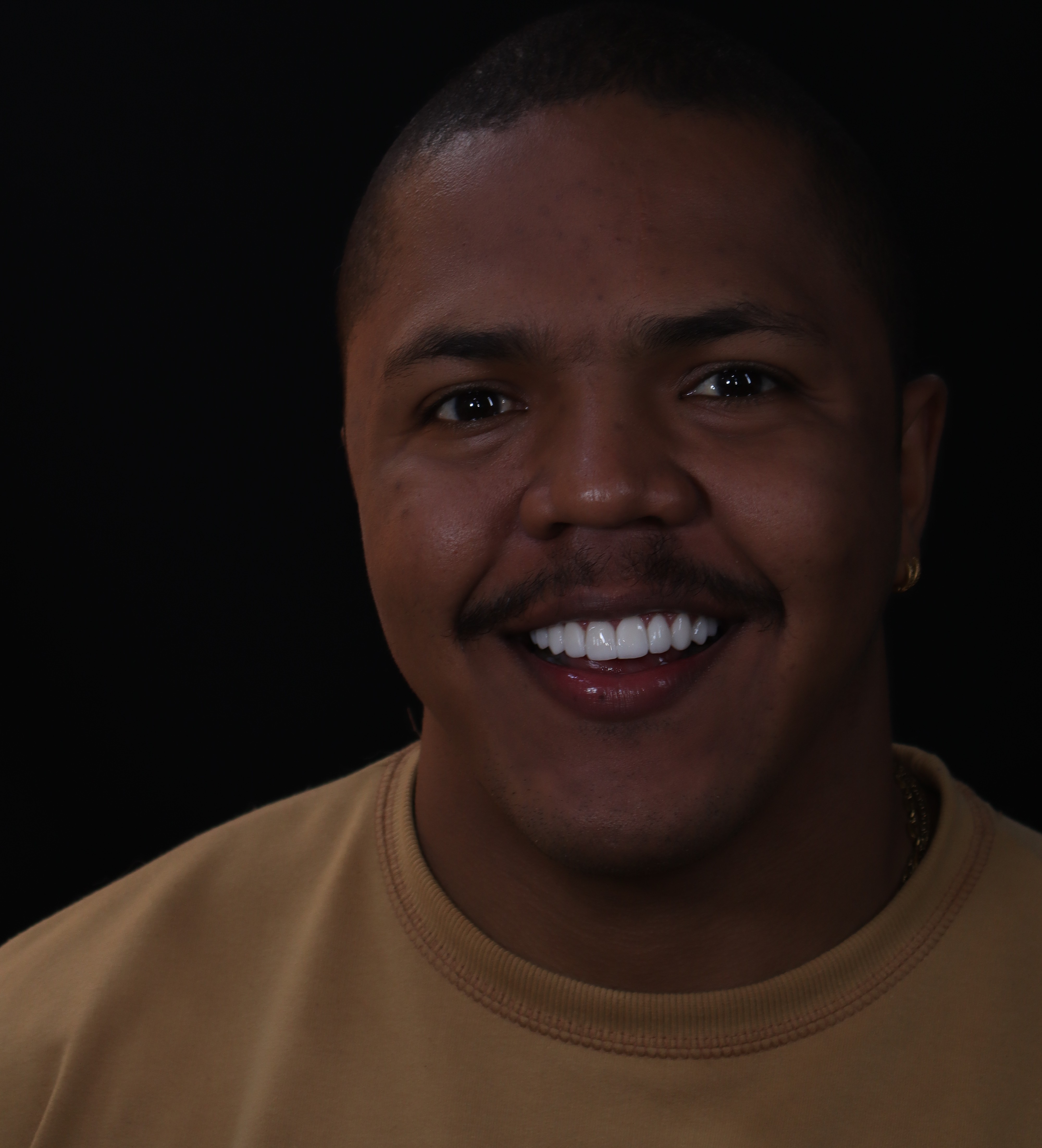 Paciente de La Odontología mostrando su sonrisa saludable y natural después de un tratamiento de diseño de sonrisa en Medellín