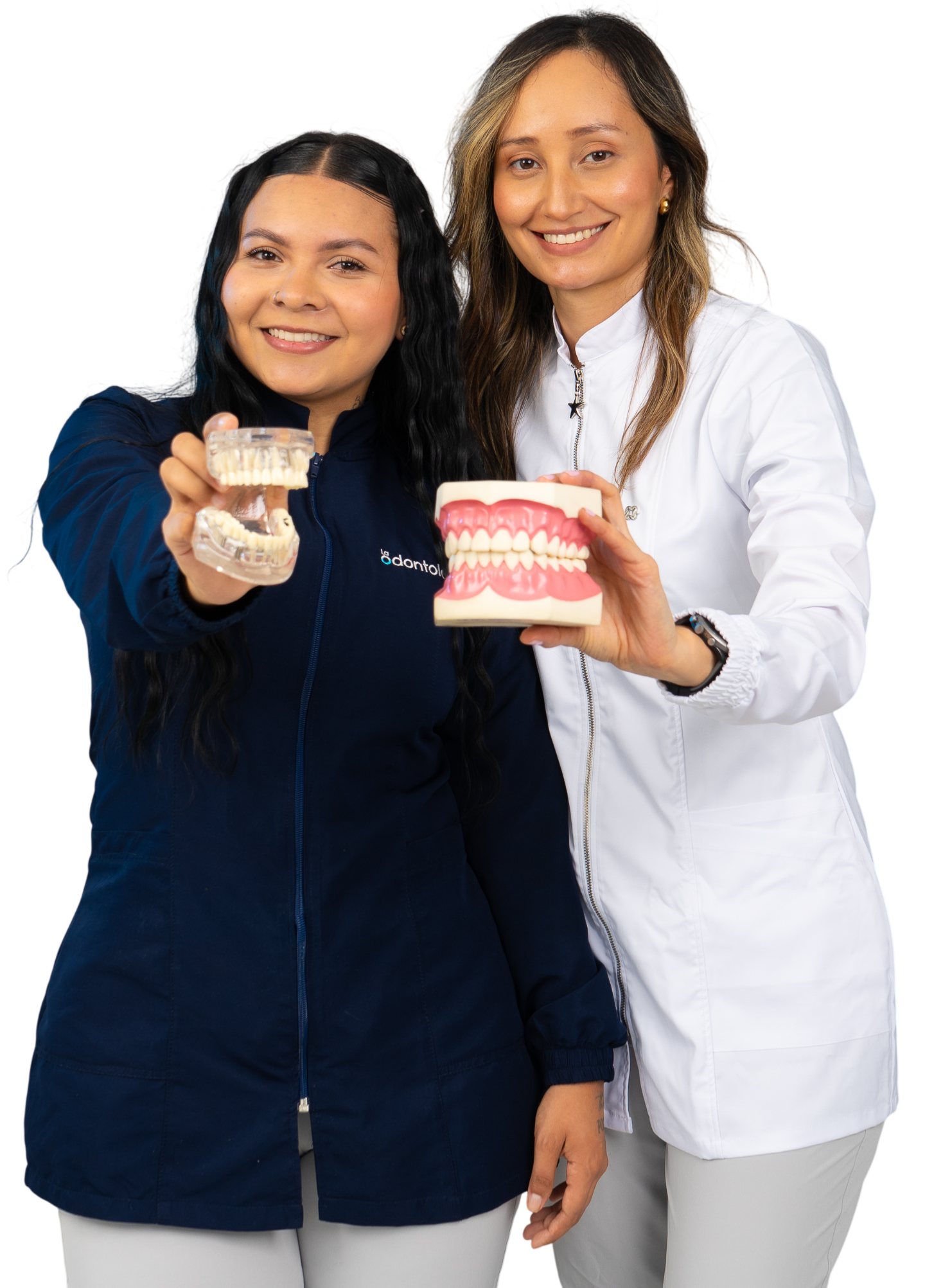 Equipo profesional de La Odontología mostrando modelos dentales y transmitiendo confianza.