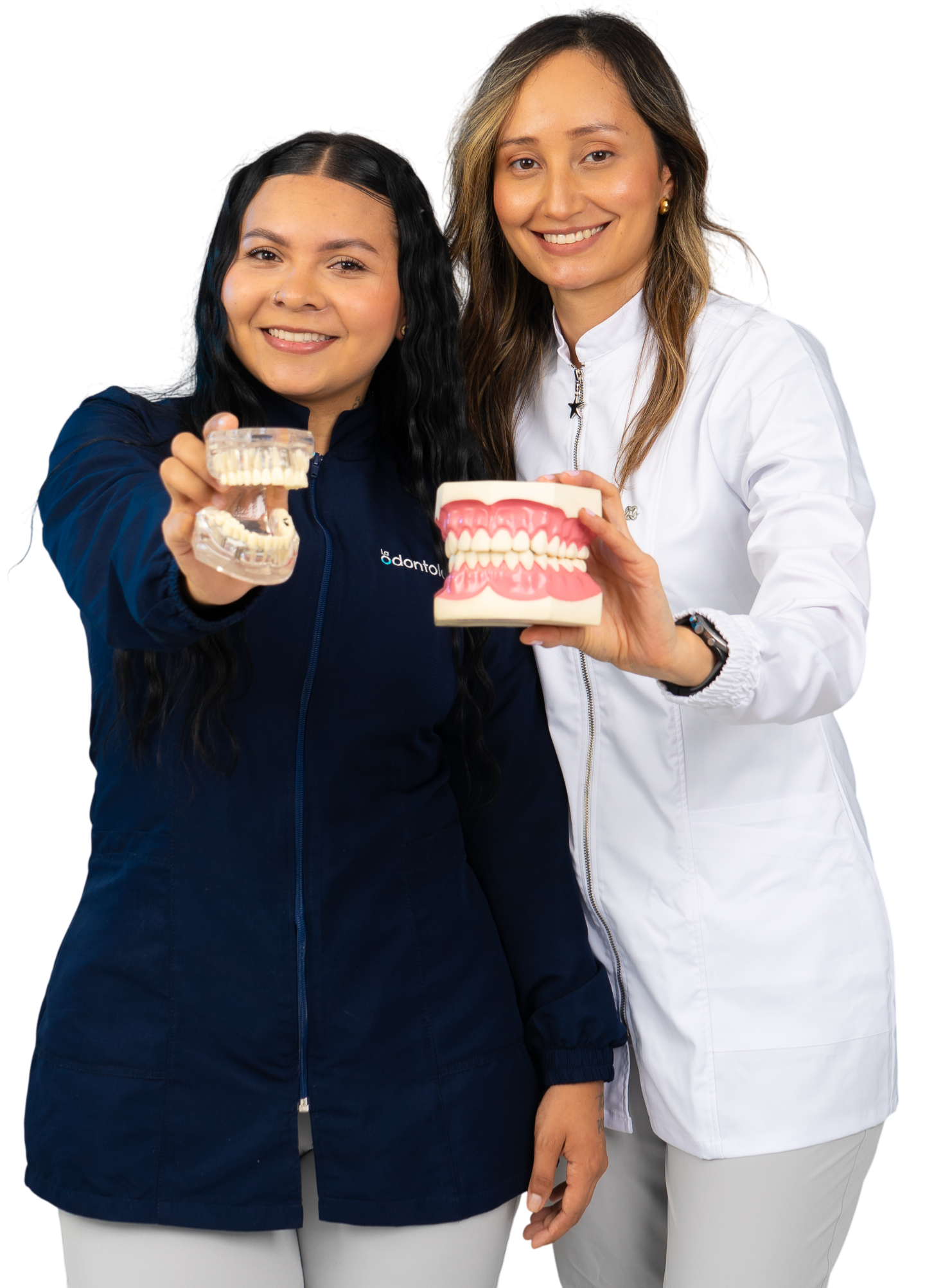Equipo profesional de La Odontología en Medellín mostrando modelos dentales y transmitiendo confianza.